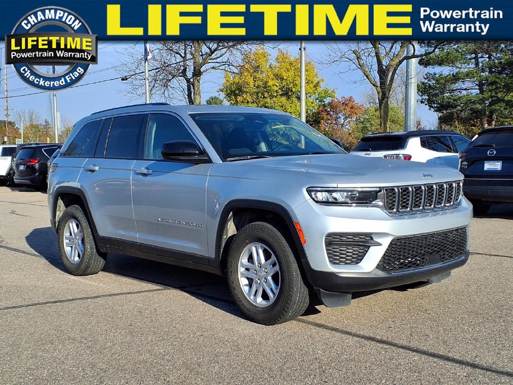 Used 2024 Jeep Grand Cherokee Laredo AWD/4WD image 3