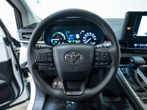 Used 2025 Toyota Sienna LE AWD/4WD image 17