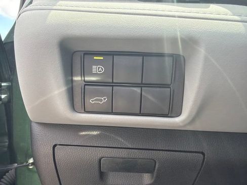 Used 2025 Toyota Highlander XLE AWD/4WD image 7