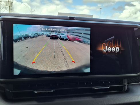 Used 2025 Jeep Wrangler Unlimited Rubicon AWD/4WD image 6