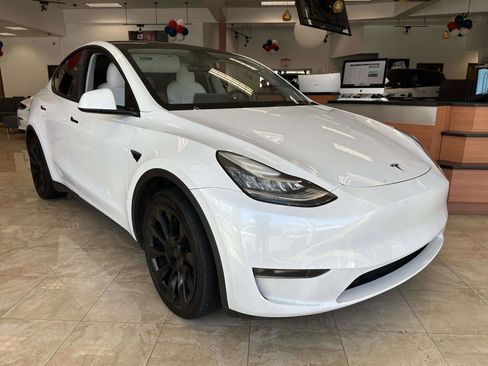 Used 2023 Tesla Model Y Long Range AWD/4WD image 1