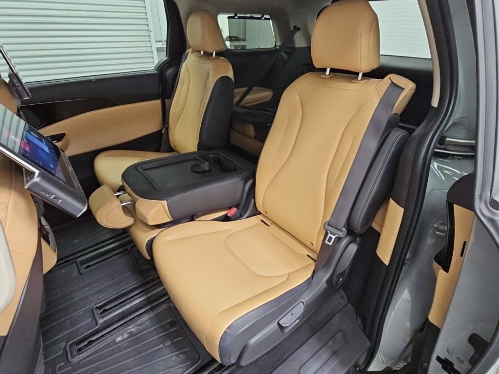 Used 2022 Kia Carnival EX FWD image 32