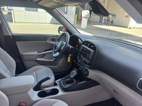 Used 2023 Kia Soul LX FWD image 17