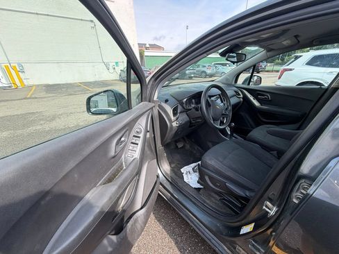 Used 2020 Chevrolet Trax LS FWD image 9