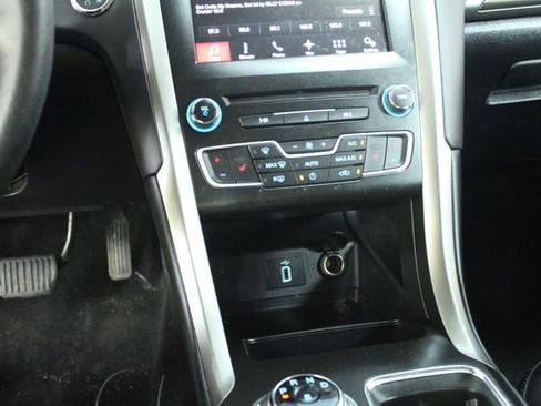 Used 2018 Ford Fusion SE w/ Equipment Group 202A FWD image 20