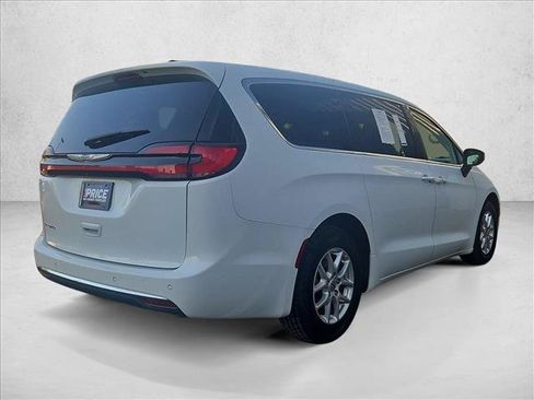 Used 2023 Chrysler Pacifica Touring-L FWD image 5