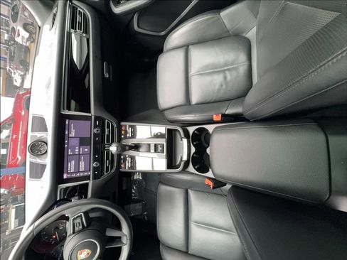 Used 2024 Porsche Macan Turbo AWD/4WD image 39