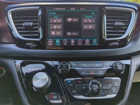 Used 2020 Chrysler Pacifica Limited FWD image 20