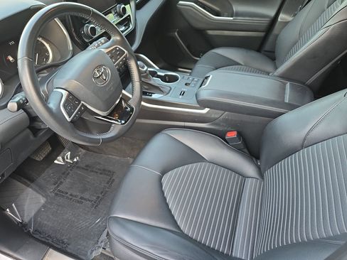 Used 2023 Toyota Highlander XSE FWD image 16