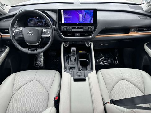Used 2024 Toyota Grand Highlander AWD image 12