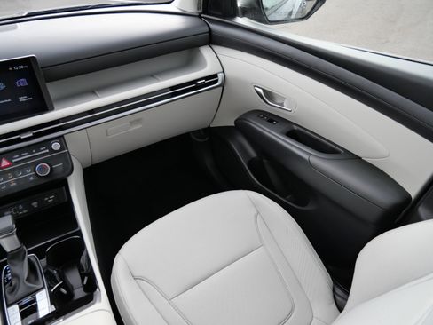 Certified 2025 Hyundai Tucson SE image 11