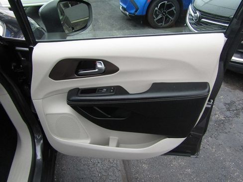 Used 2022 Chrysler Voyager LX FWD image 26