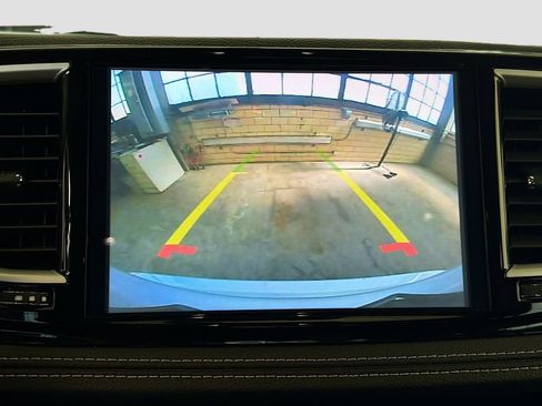 Used 2024 Chrysler Pacifica Select image 16