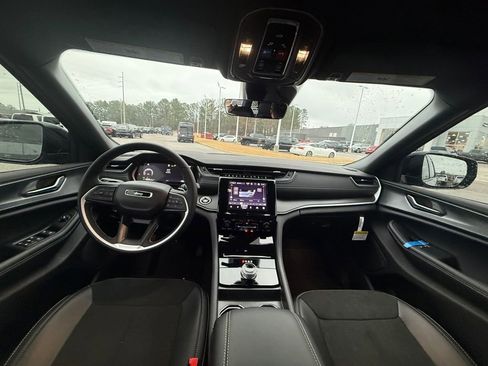 New 2025 Jeep Grand Cherokee Altitude image 12