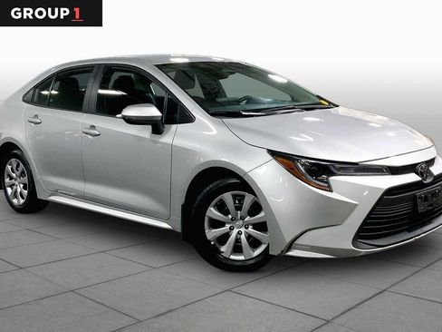Used 2025 Toyota Corolla LE FWD image 3