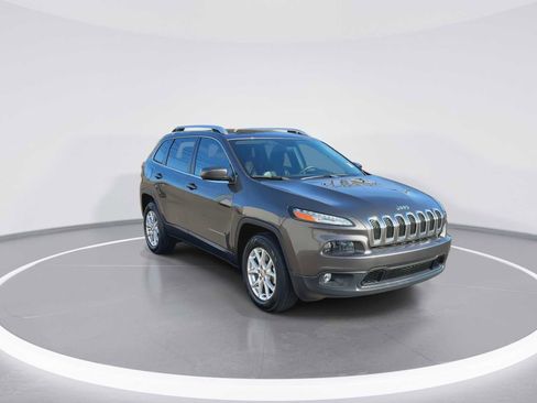 Used 2018 Jeep Cherokee Latitude Plus w/ Comfort/Convenience Group image 2
