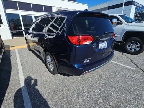 Used 2017 Chrysler Pacifica Touring-L image 4