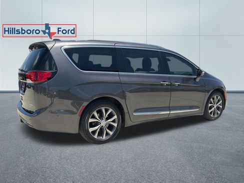 Used 2018 Chrysler Pacifica Limited w/ Tire & Wheel Group FWD image 7