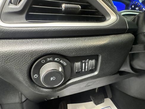 Used 2025 Chrysler Pacifica Select FWD image 15