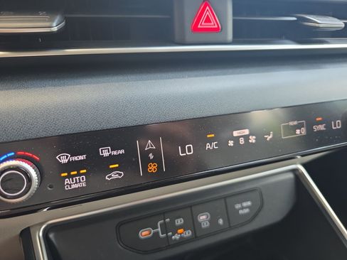 Certified 2025 Kia Carnival SX FWD image 16