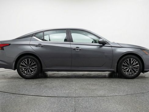 Used 2025 Nissan Altima 2.5 SV image 11