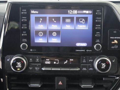 Used 2021 Toyota Highlander XLE AWD/4WD image 17