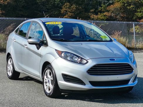 Used 2015 Ford Fiesta SE image 1