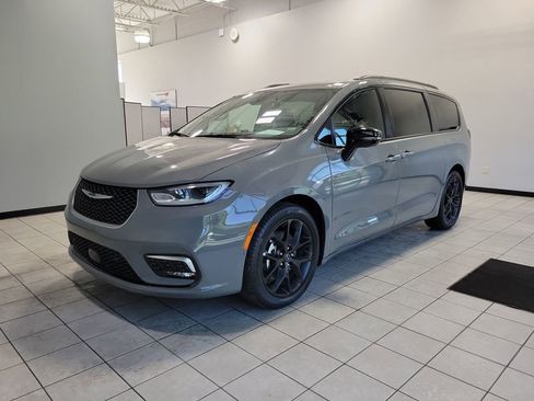 Used 2025 Chrysler Pacifica Limited image 47