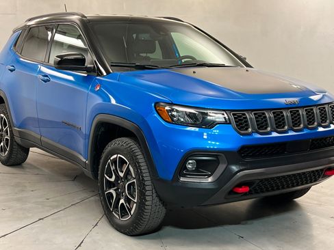 Used 2025 Jeep Compass Trailhawk AWD/4WD image 8