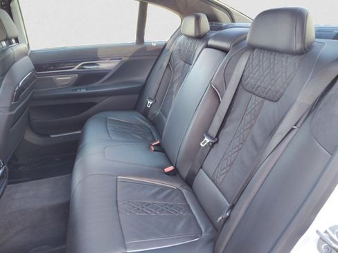 Used 2022 BMW 750i xDrive w/ Executive Package AWD/4WD image 19