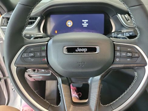 New 2025 Jeep Grand Cherokee Limited image 11