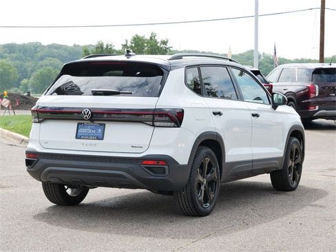 Certified 2025 Volkswagen Taos SE image 7