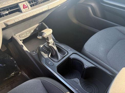 Used 2025 Kia K4 LXS image 40