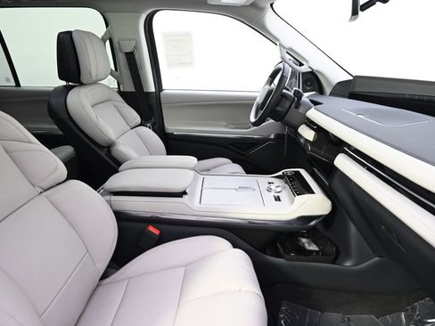 New 2026 Lincoln Navigator Reserve AWD/4WD image 16