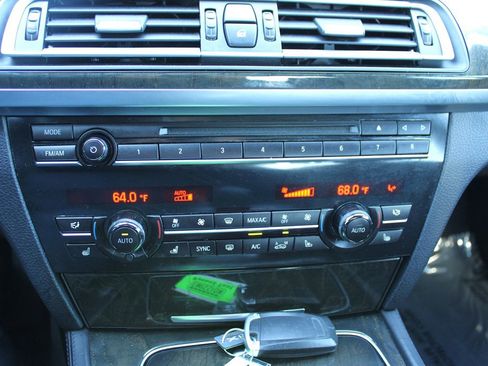 Used 2015 BMW 750i image 28