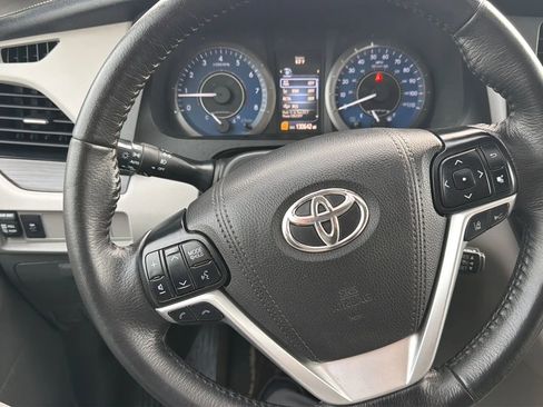 Used 2018 Toyota Sienna XLE FWD image 18