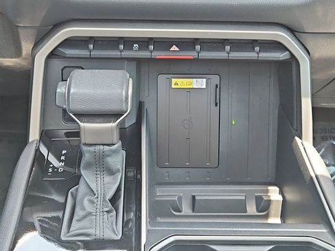 Used 2022 Toyota Tundra Limited w/ Power Package AWD/4WD image 14