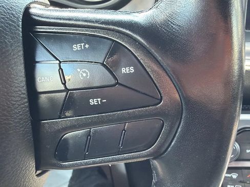 Used 2022 Dodge Challenger SXT RWD image 11