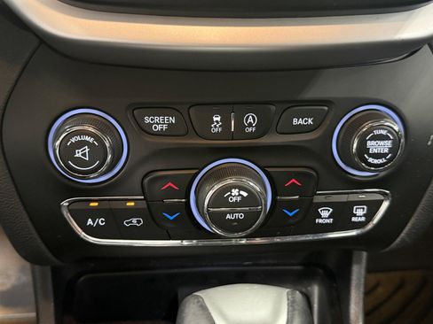 Used 2018 Jeep Cherokee Overland AWD/4WD image 13