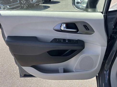 Used 2023 Chrysler Pacifica Touring-L FWD image 20