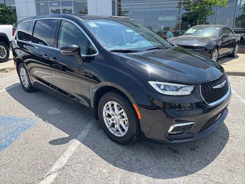 Used 2024 Chrysler Pacifica Touring-L FWD image 6