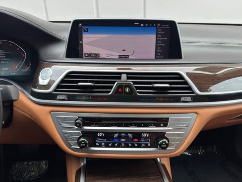 Used 2020 BMW 750i xDrive w/ Autobahn Package AWD/4WD image 25