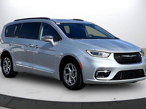 Certified 2022 Chrysler Pacifica Limited image 2