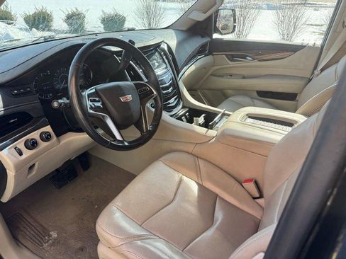Used 2019 Cadillac Escalade ESV Premium Luxury image 8