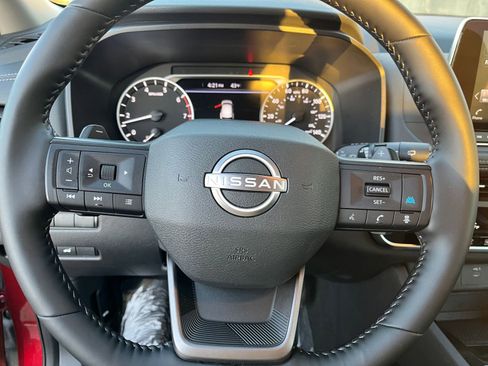 Used 2025 Nissan Rogue SV image 30