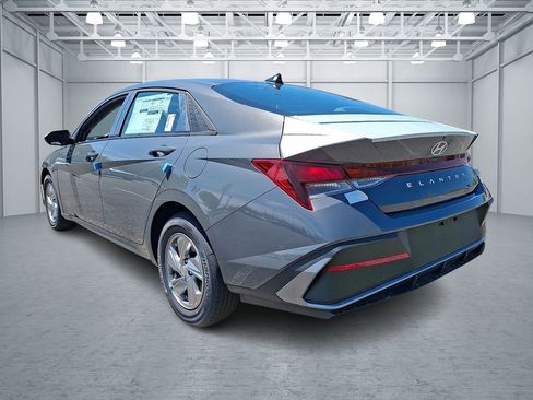 New 2026 Hyundai Elantra SE FWD image 2