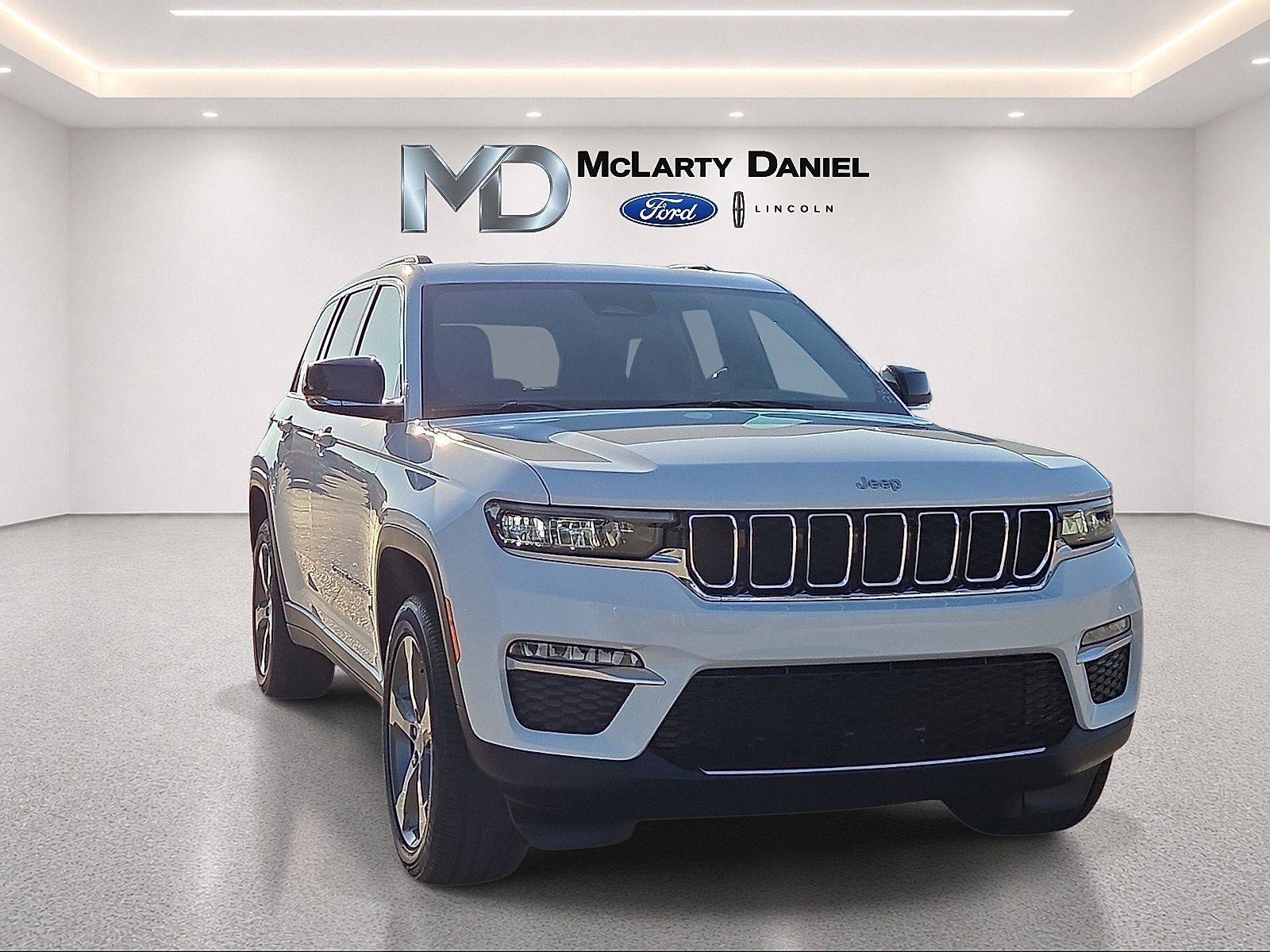 Used 2025 Jeep Grand Cherokee Limited w/ Trailer Tow Package AWD/4WD image 1