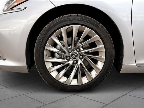 Used 2022 Lexus ES 300h w/ Luxury Package image 9