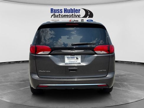 Used 2018 Chrysler Pacifica Limited w/ Tire & Wheel Group FWD image 4