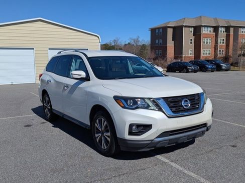 Used 2017 Nissan Pathfinder SV image 3